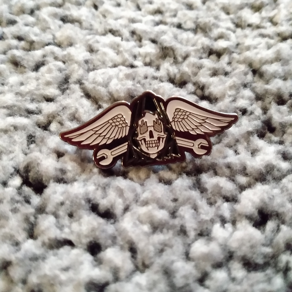 Skull pin